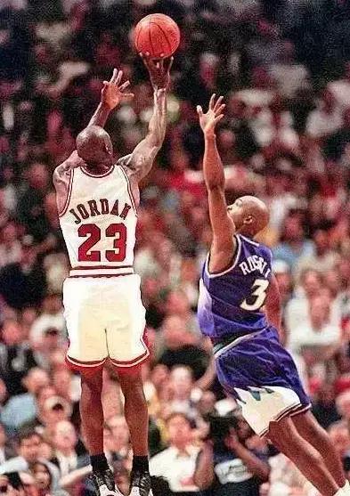 世纪绝杀与铁血抢断：公牛王朝第五冠的不朽传奇